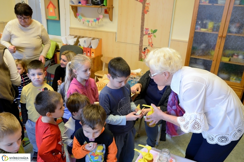Mézes reggeli a sóstóhegyi óvodában - fotó Trifonov Éva