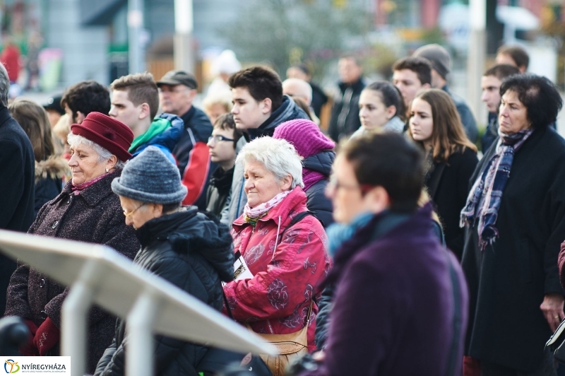 Hajléktalan Jézus szobor Nyíregyházán - fotó Szarka Lajos