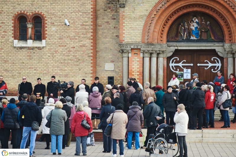 Hajléktalan Jézus szobor Nyíregyházán - fotó Szarka Lajos