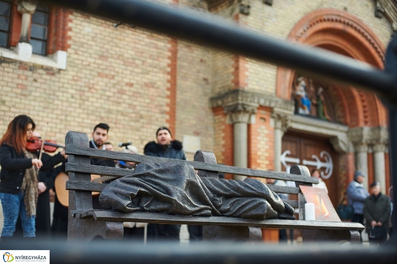 Hajléktalan Jézus szobor Nyíregyházán - fotó Szarka Lajos