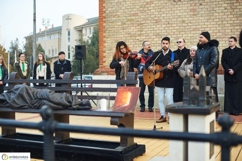 Hajléktalan Jézus szobor Nyíregyházán - fotó Szarka Lajos