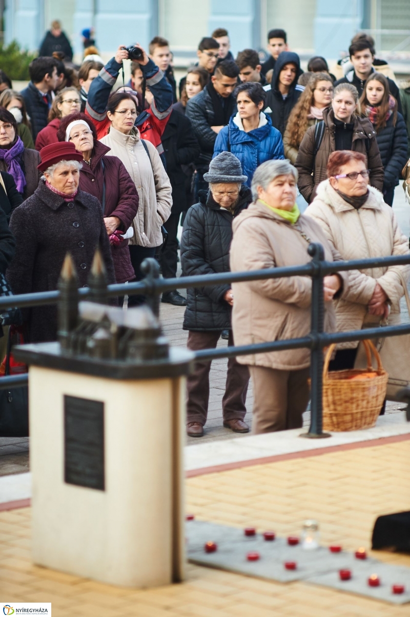 Hajléktalan Jézus szobor Nyíregyházán - fotó Szarka Lajos