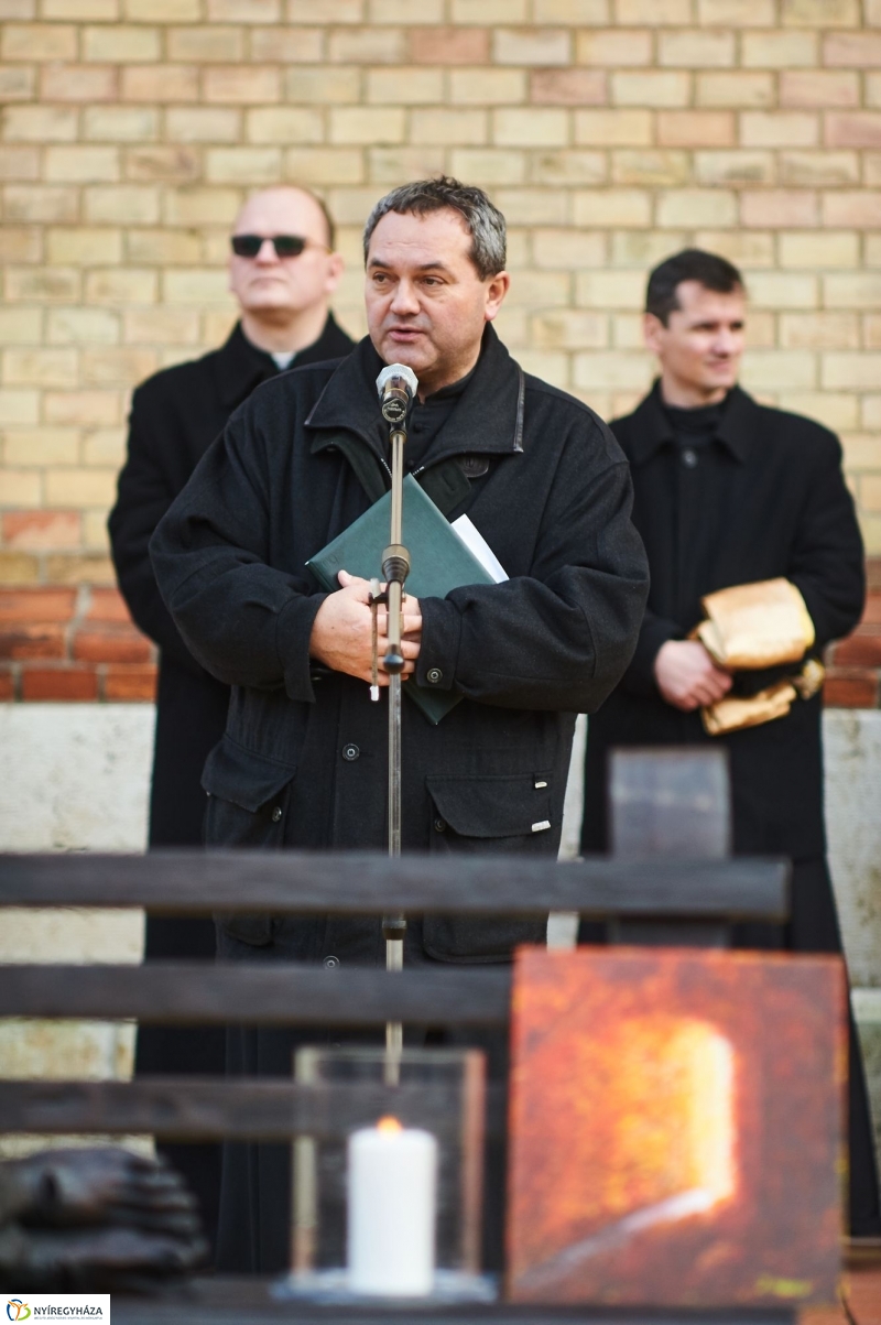 Hajléktalan Jézus szobor Nyíregyházán - fotó Szarka Lajos