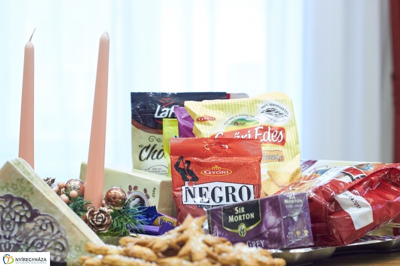 Karácsonyi ajándékcsomag nyugdíjasoknak - fotó Szarka Lajos