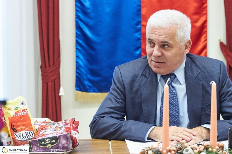 Karácsonyi ajándékcsomag nyugdíjasoknak - fotó Szarka Lajos