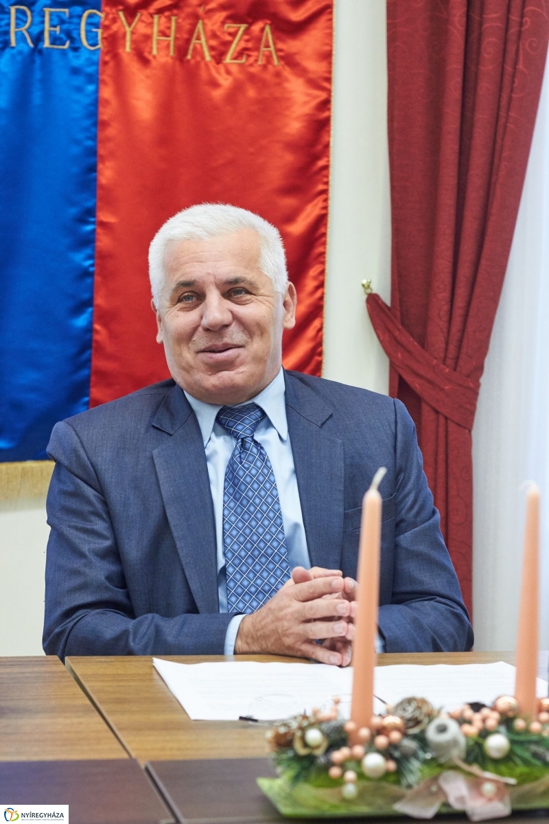 Karácsonyi ajándékcsomag nyugdíjasoknak - fotó Szarka Lajos