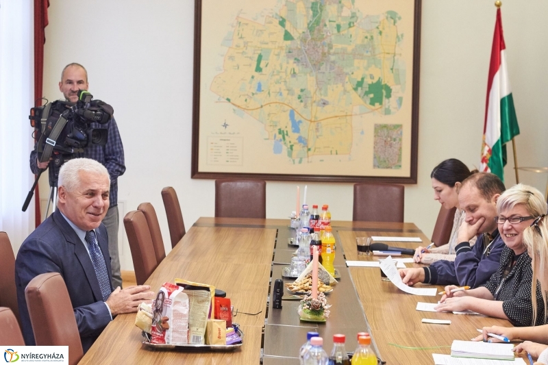 Karácsonyi ajándékcsomag nyugdíjasoknak - fotó Szarka Lajos