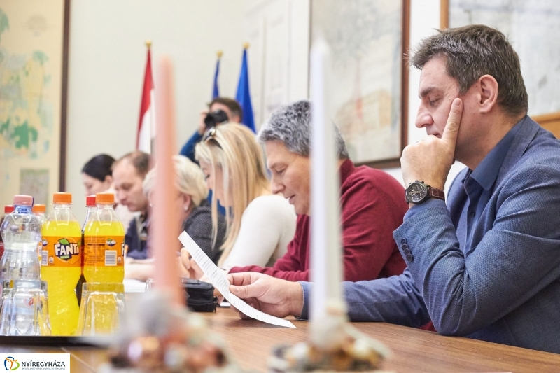 Karácsonyi ajándékcsomag nyugdíjasoknak - fotó Szarka Lajos