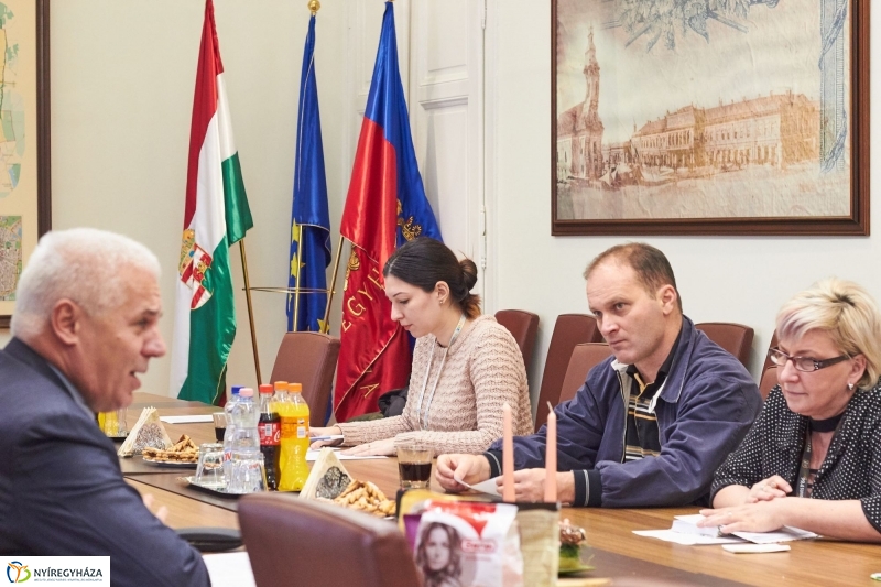 Karácsonyi ajándékcsomag nyugdíjasoknak - fotó Szarka Lajos