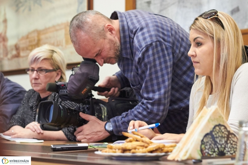 Karácsonyi ajándékcsomag nyugdíjasoknak - fotó Szarka Lajos