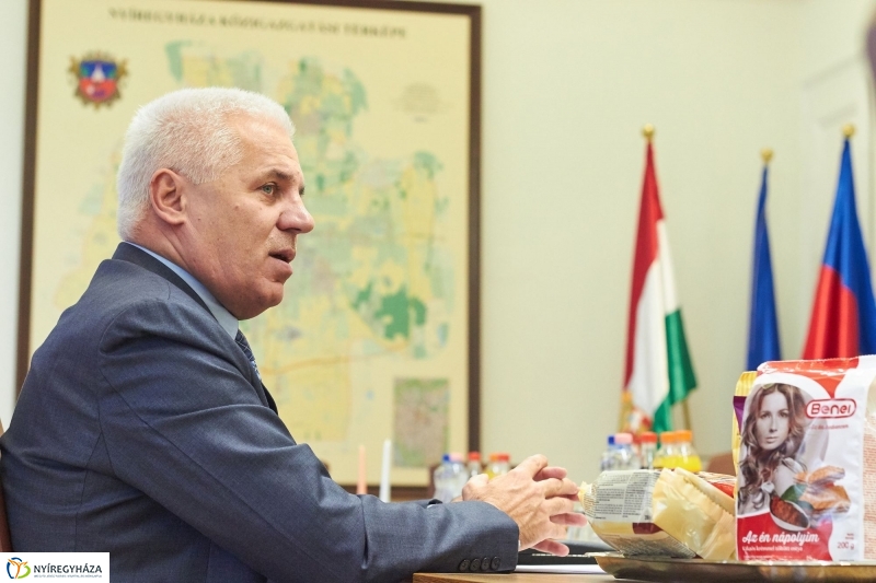 Karácsonyi ajándékcsomag nyugdíjasoknak - fotó Szarka Lajos