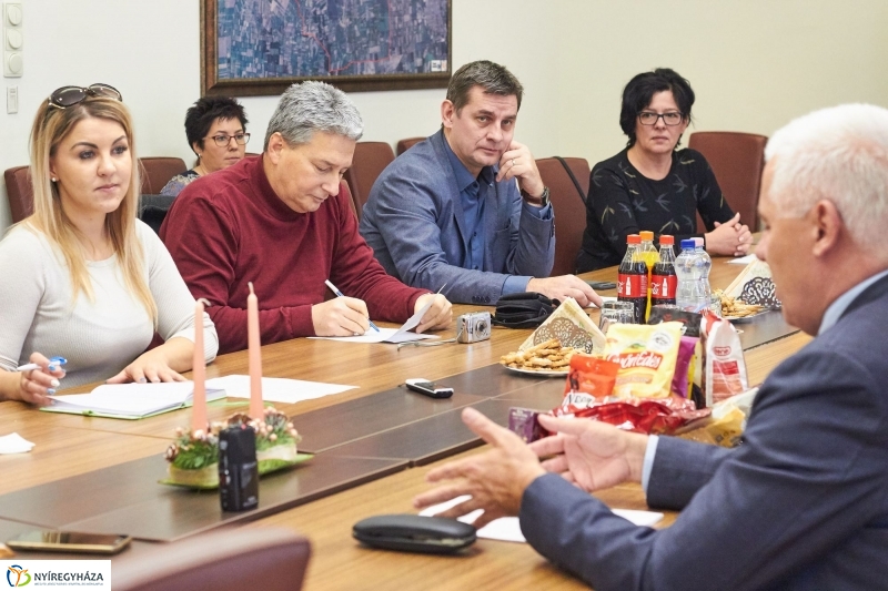 Karácsonyi ajándékcsomag nyugdíjasoknak - fotó Szarka Lajos