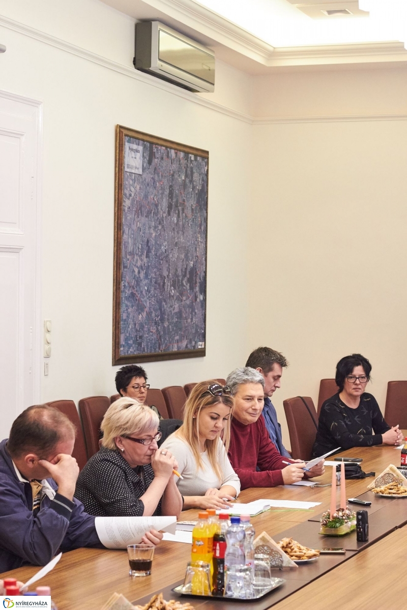 Karácsonyi ajándékcsomag nyugdíjasoknak - fotó Szarka Lajos