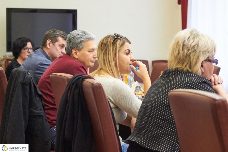 Karácsonyi ajándékcsomag nyugdíjasoknak - fotó Szarka Lajos