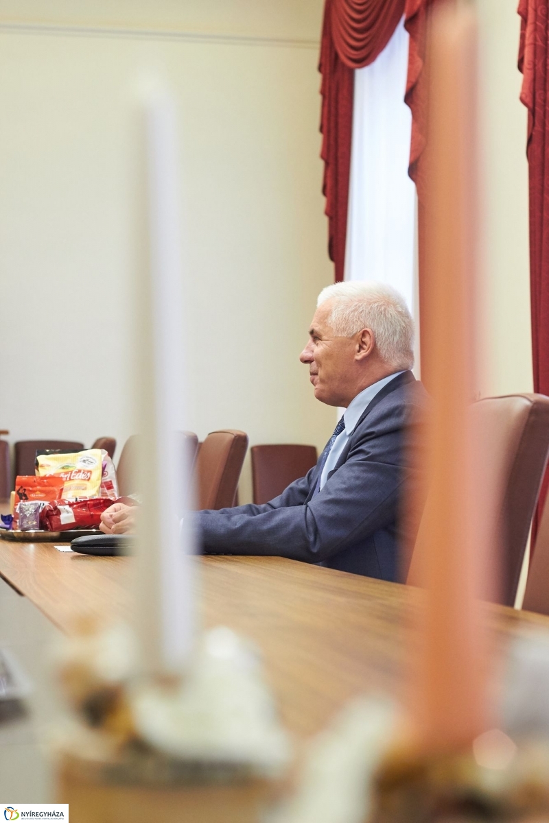 Karácsonyi ajándékcsomag nyugdíjasoknak - fotó Szarka Lajos