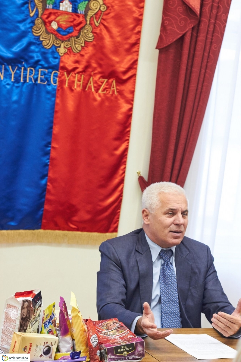 Karácsonyi ajándékcsomag nyugdíjasoknak - fotó Szarka Lajos