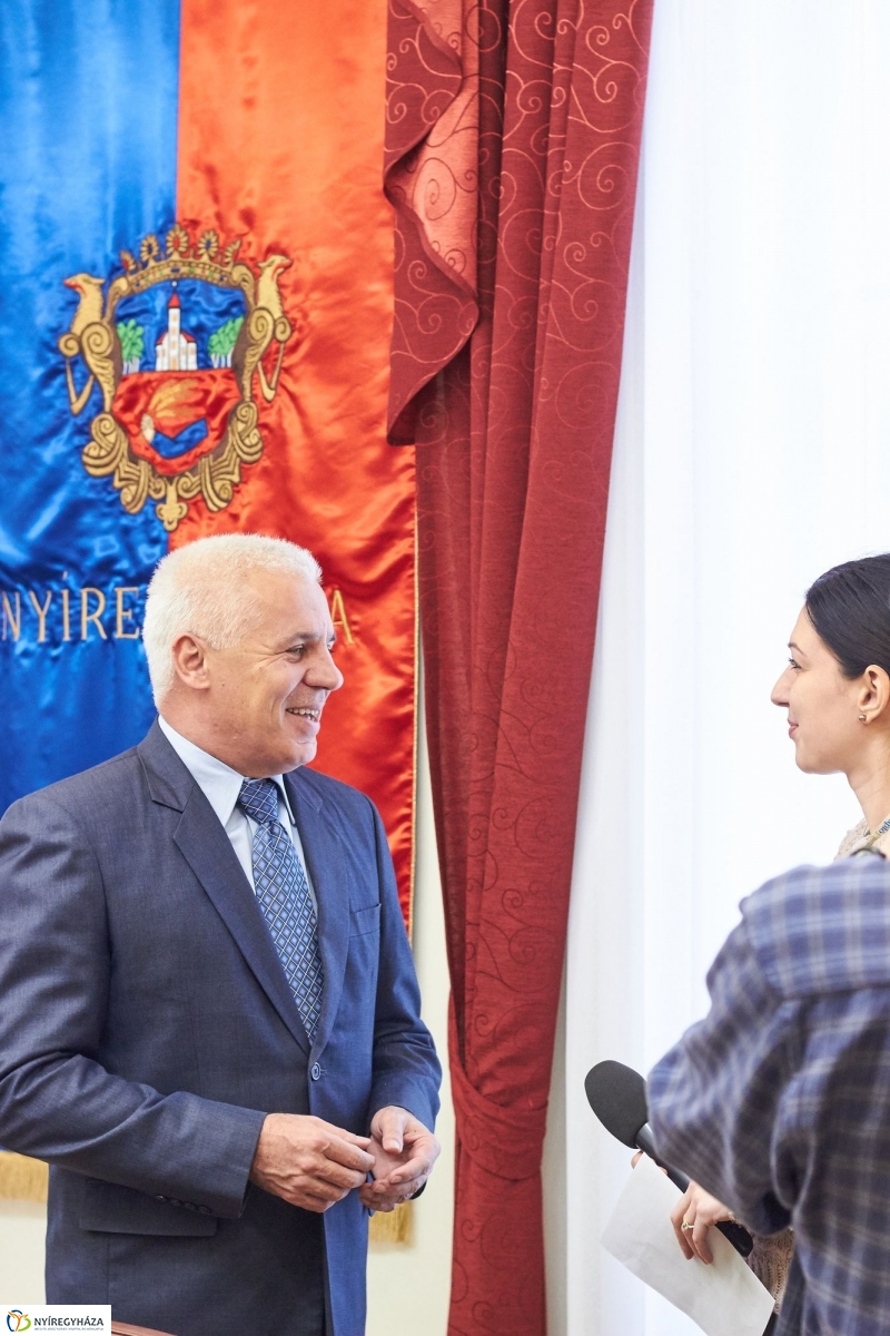 Karácsonyi ajándékcsomag nyugdíjasoknak - fotó Szarka Lajos