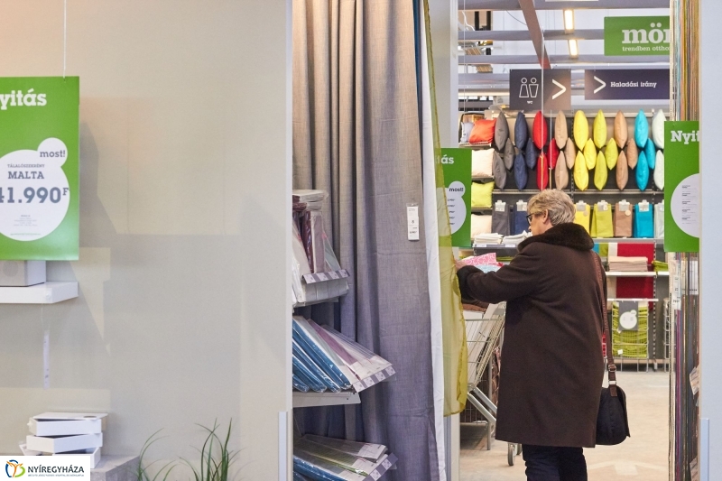 Egy kis Szieszta a Mömax-ban - fotó Szarka Lajos