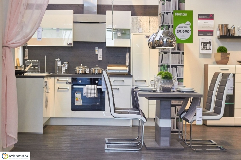 Egy kis Szieszta a Mömax-ban - fotó Szarka Lajos