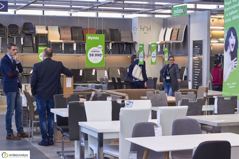 Egy kis Szieszta a Mömax-ban - fotó Szarka Lajos