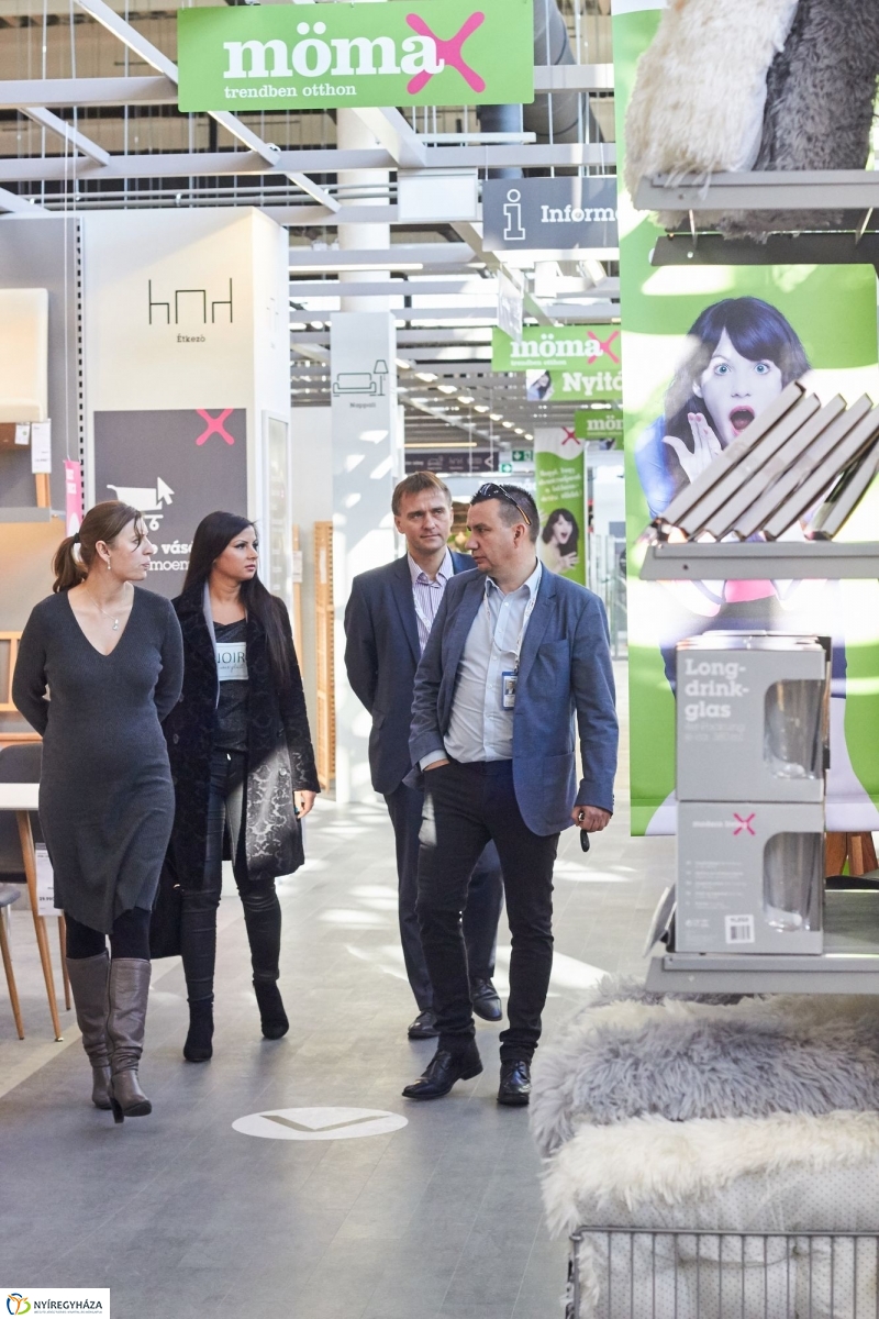 Egy kis Szieszta a Mömax-ban - fotó Szarka Lajos