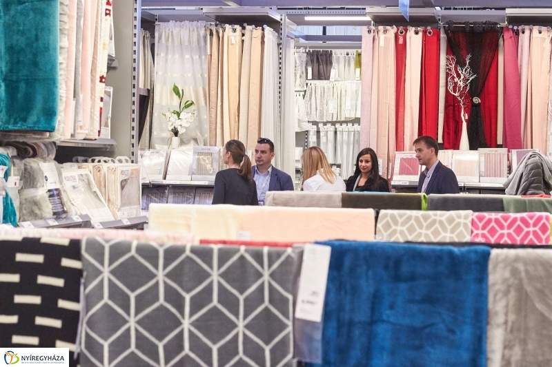 Egy kis Szieszta a Mömax-ban - fotó Szarka Lajos