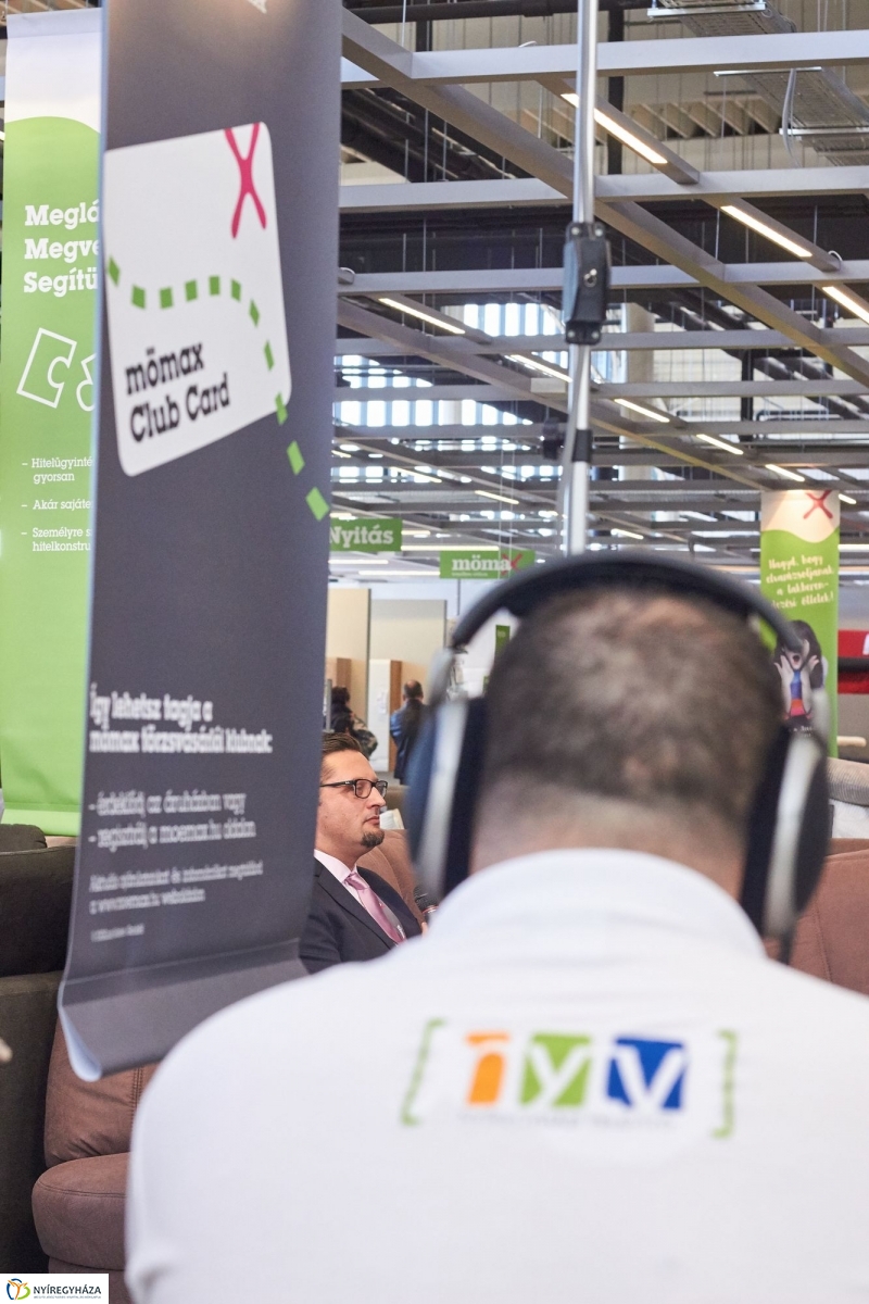 Egy kis Szieszta a Mömax-ban - fotó Szarka Lajos