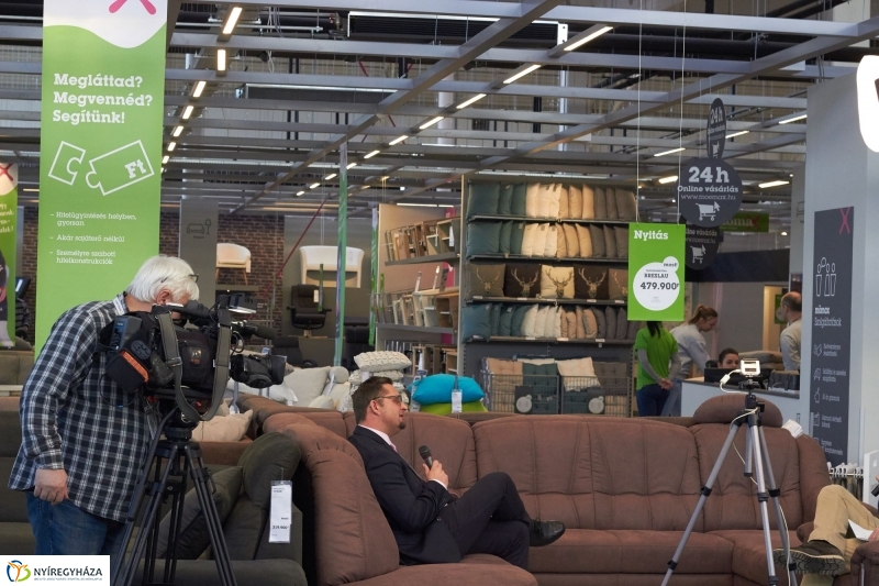 Egy kis Szieszta a Mömax-ban - fotó Szarka Lajos