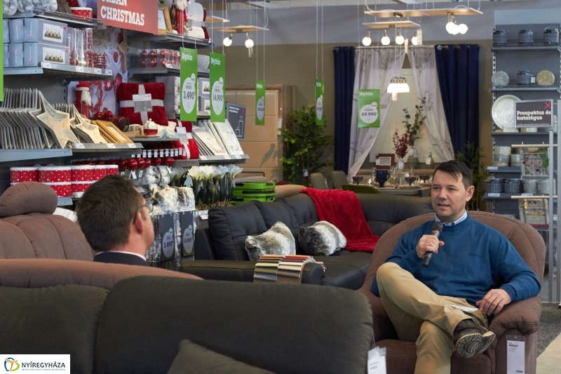 Egy kis Szieszta a Mömax-ban - fotó Szarka Lajos