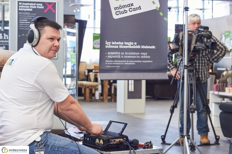 Egy kis Szieszta a Mömax-ban - fotó Szarka Lajos