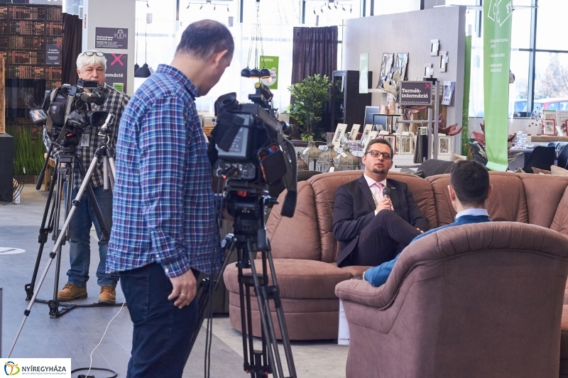 Egy kis Szieszta a Mömax-ban - fotó Szarka Lajos