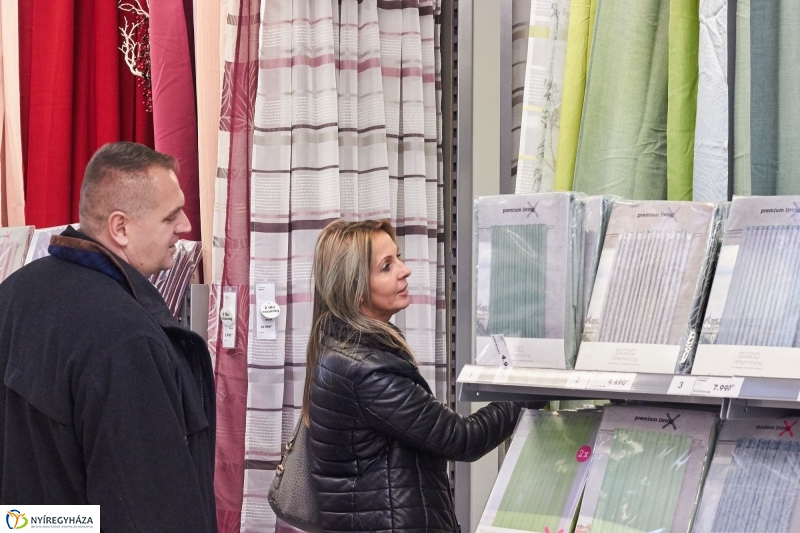 Egy kis Szieszta a Mömax-ban - fotó Szarka Lajos