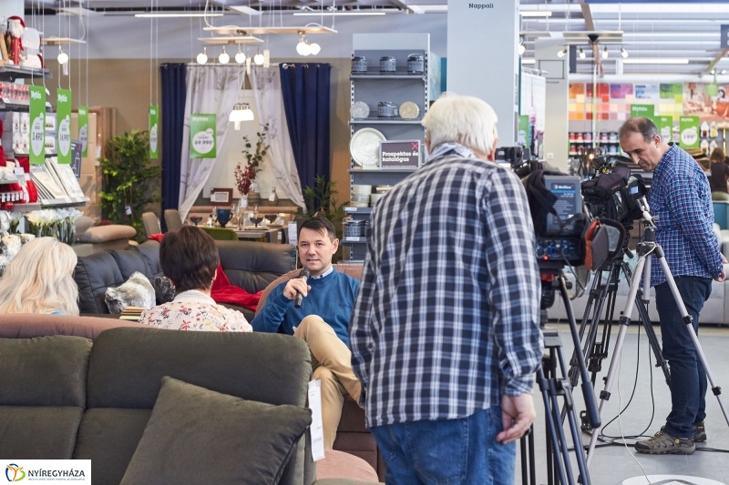 Egy kis Szieszta a Mömax-ban - fotó Szarka Lajos