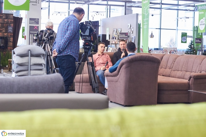 Egy kis Szieszta a Mömax-ban - fotó Szarka Lajos