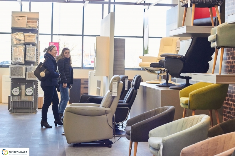 Egy kis Szieszta a Mömax-ban - fotó Szarka Lajos