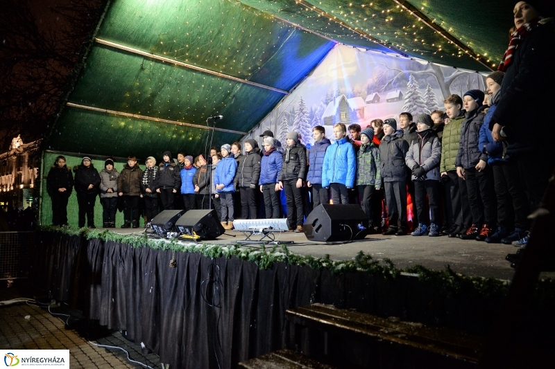 Kigyultak az adventi fények Nyíregyházán - fotó Trifonov Éva