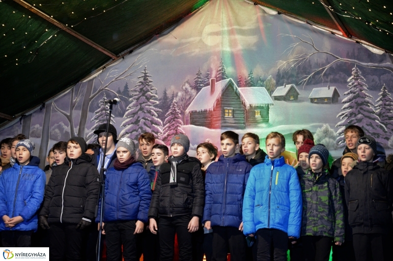 Kigyultak az adventi fények Nyíregyházán - fotó Trifonov Éva