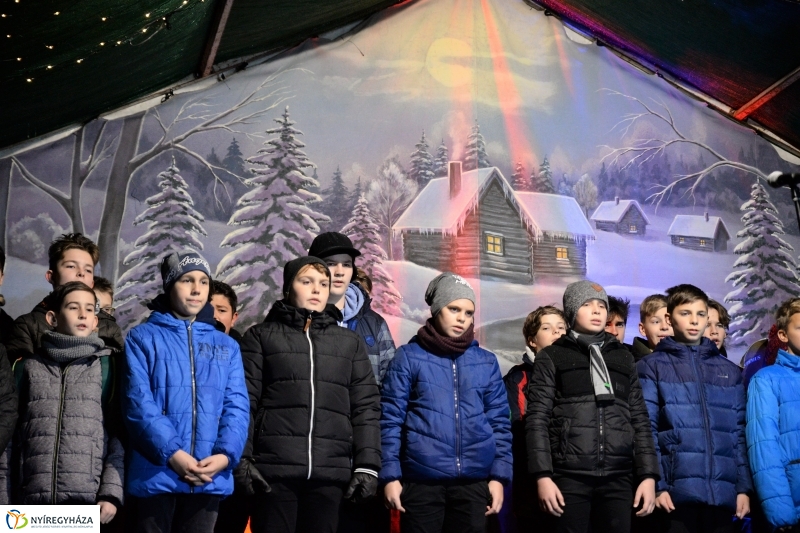 Kigyultak az adventi fények Nyíregyházán - fotó Trifonov Éva