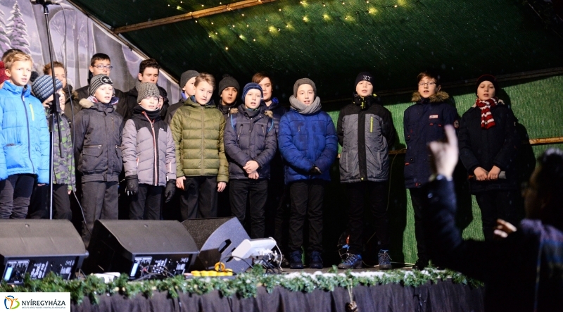 Kigyultak az adventi fények Nyíregyházán - fotó Trifonov Éva