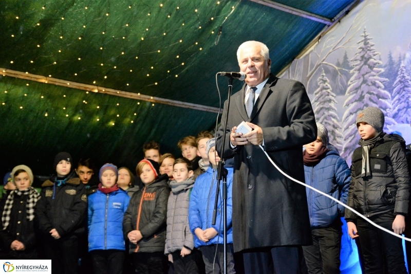 Kigyultak az adventi fények Nyíregyházán - fotó Trifonov Éva