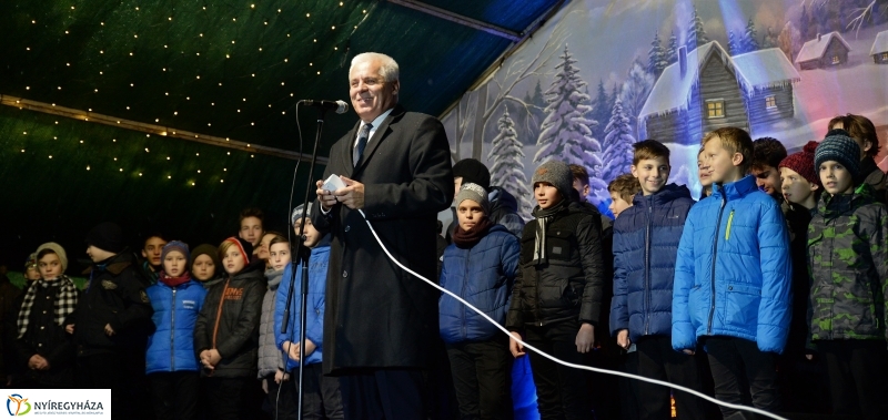 Kigyultak az adventi fények Nyíregyházán - fotó Trifonov Éva