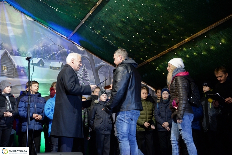 Kigyultak az adventi fények Nyíregyházán - fotó Trifonov Éva