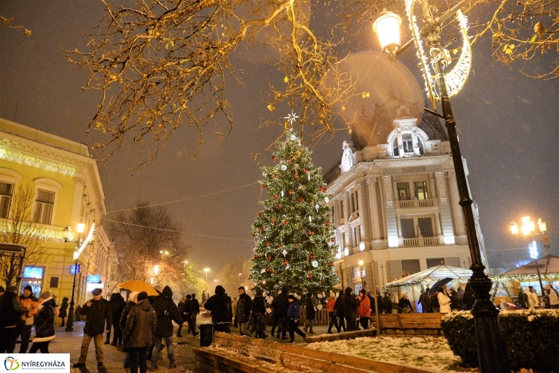 Kigyultak az adventi fények Nyíregyházán - fotó Trifonov Éva