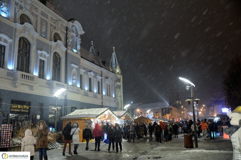 Kigyultak az adventi fények Nyíregyházán - fotó Trifonov Éva