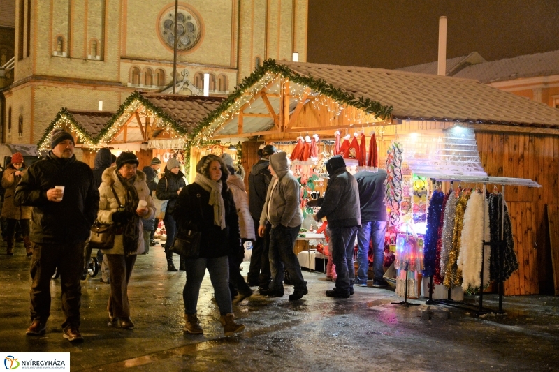 Kigyultak az adventi fények Nyíregyházán - fotó Trifonov Éva