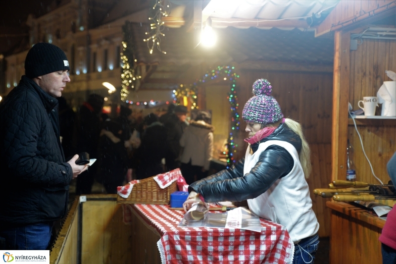 Kigyultak az adventi fények Nyíregyházán - fotó Trifonov Éva