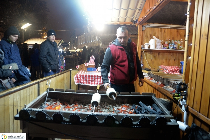 Kigyultak az adventi fények Nyíregyházán - fotó Trifonov Éva