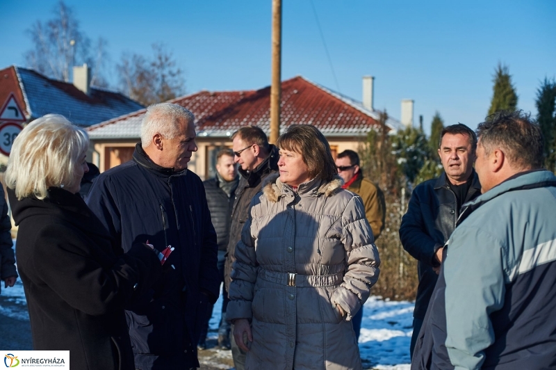 Aszfaltozták az Ösvény utcát - fotó Szarka Lajos