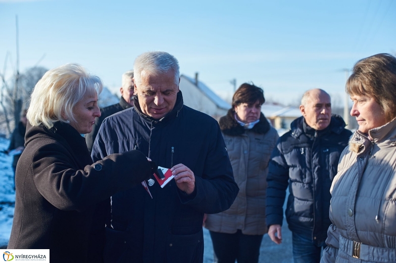 Aszfaltozták az Ösvény utcát - fotó Szarka Lajos