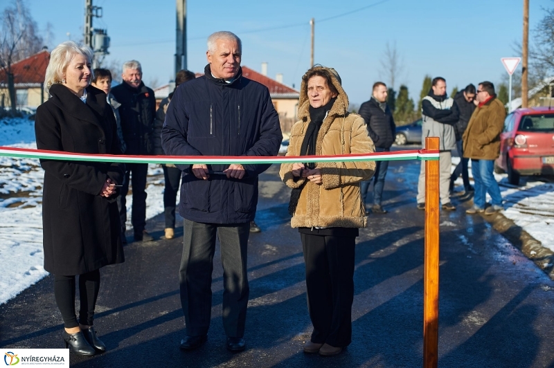 Aszfaltozták az Ösvény utcát - fotó Szarka Lajos